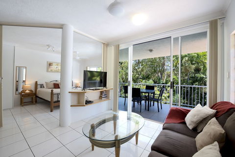Golden Sands Beachfront Apartment Resort - Tourism Brisbane 6