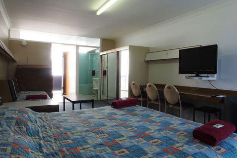 City Beach Motel - Tourism Brisbane 3