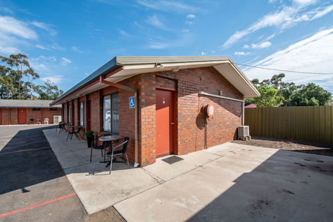 Golden Country Motel & Caravan Park - Tourism Brisbane 0