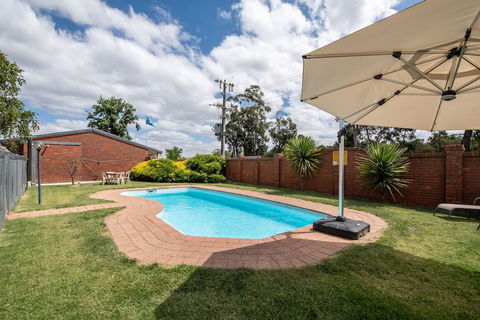 Golden Country Motel & Caravan Park - Tourism Brisbane 4