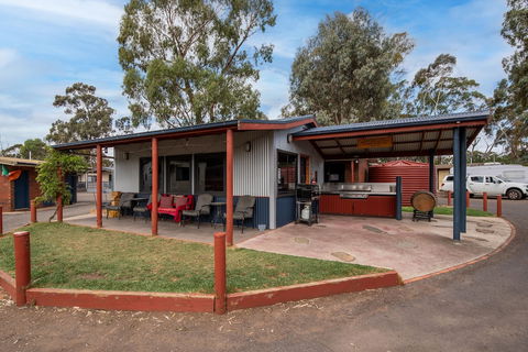 Golden Country Motel & Caravan Park - Tourism Brisbane 2