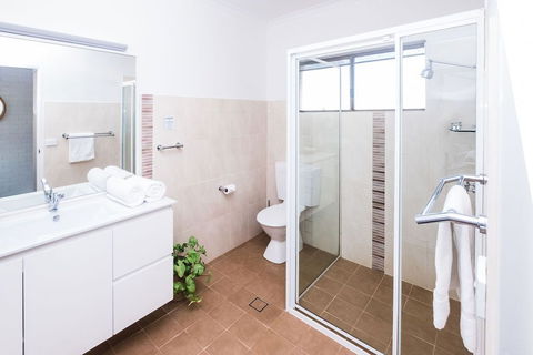 Mollymook Seascape Motel & Apartments - Brisbane Tourism 5