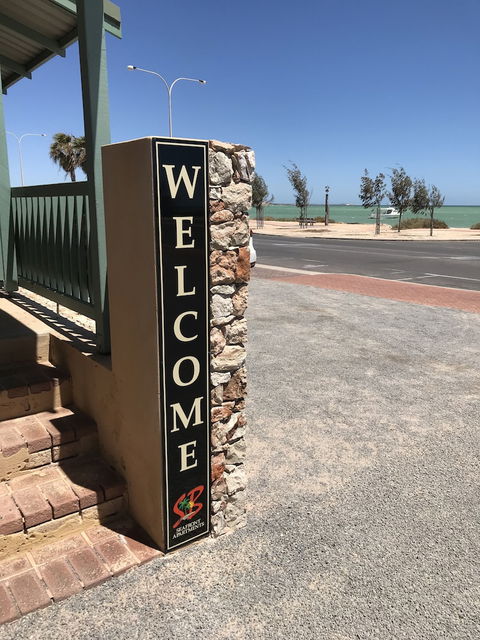 Shark Bay Seafront Apartments - Brisbane Tourism 3