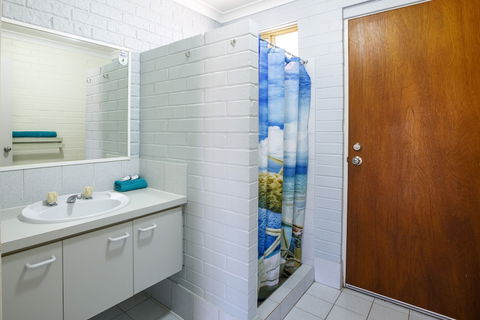 Shark Bay Seafront Apartments - Brisbane Tourism 4