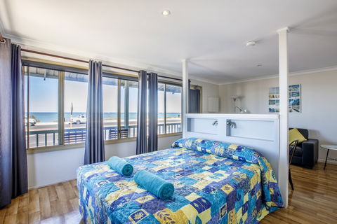 Shark Bay Seafront Apartments - Brisbane Tourism 6