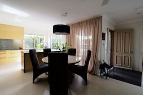 Akai Hana - Tourism Brisbane 0