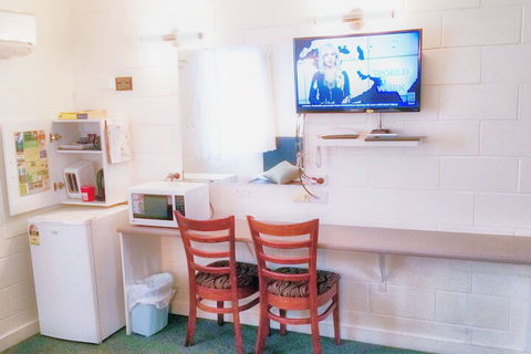 A & A Lodge Motel Emerald - Tourism Brisbane 6