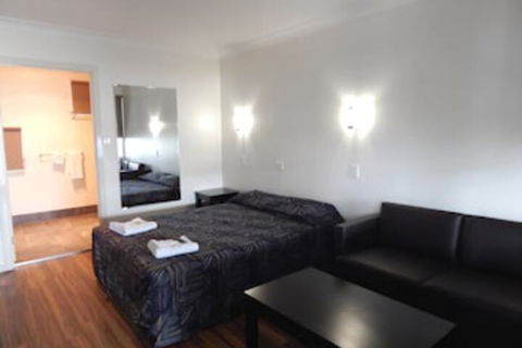Jolly Collier Hotel Motel - Brisbane Tourism 0