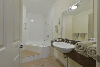 Golden Guitar Motor Inn - Tourism Brisbane 5