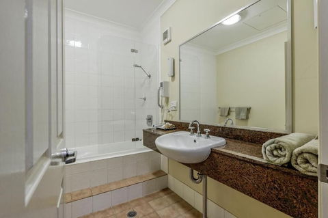 Golden Guitar Motor Inn - Tourism Brisbane 2