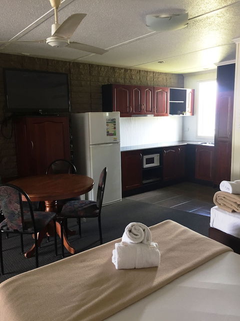 Country Plaza Motor Inn - Tourism Brisbane 6