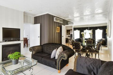 BOUTIQUE STAYS - Brighton Rose - Tourism Brisbane 0