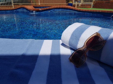 Golden Reef Motor Inn - Tourism Brisbane 1