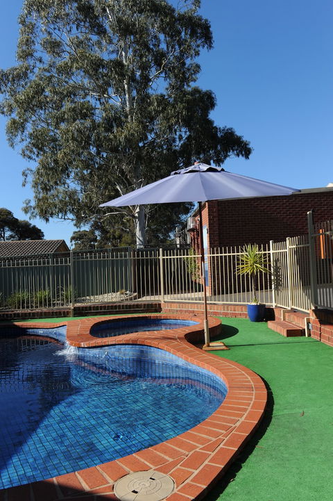 Golden Reef Motor Inn - Tourism Brisbane 0