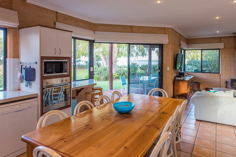 Whalers Cove Villas - Tourism Brisbane 3