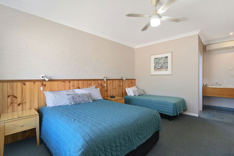Catalina Motel Lake Macquarie - Brisbane Tourism 7