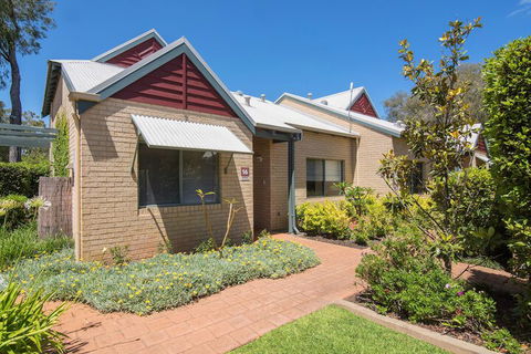Bayshore Beachside Resort - Tourism Brisbane 1