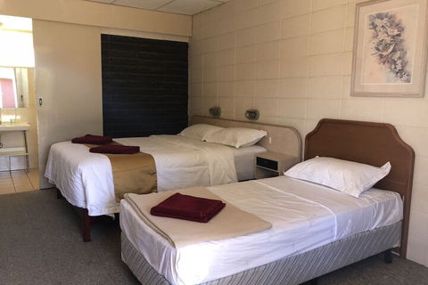 Inland Oasis Motel - Tourism Brisbane 3