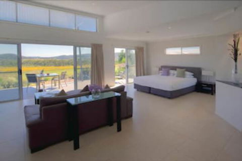 Azjure Studio Retreat - Brisbane Tourism 1