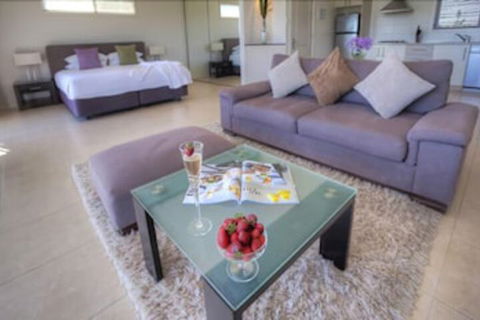 Azjure Studio Retreat - Brisbane Tourism 4