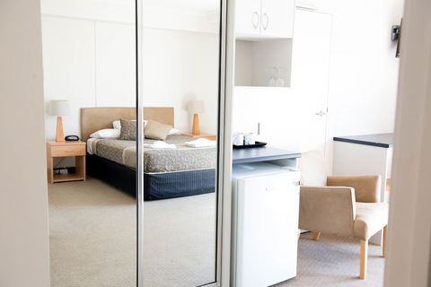 Capella Coach Inn - Brisbane 4u 1