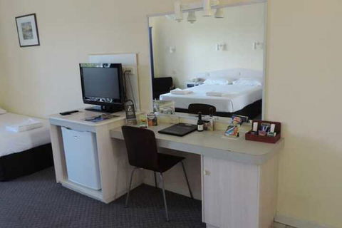 Comfort Inn The Lakes - Tourism Brisbane 4