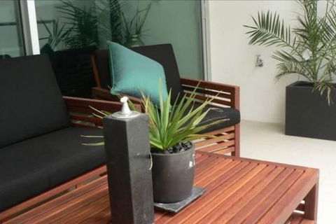 Breeze Beachfront Apartments - Brisbane Tourism 4