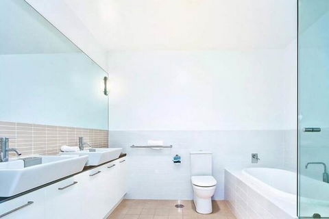 Breeze Beachfront Apartments - Brisbane Tourism 3