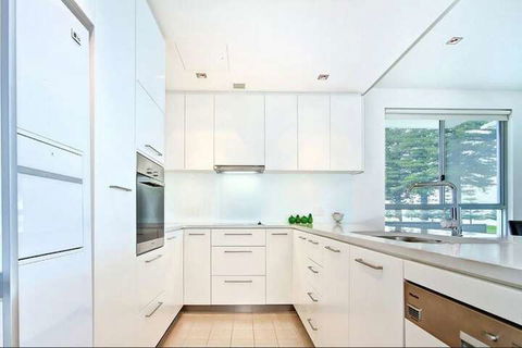 Breeze Beachfront Apartments - Brisbane Tourism 6