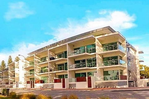 Breeze Beachfront Apartments - Brisbane Tourism 1