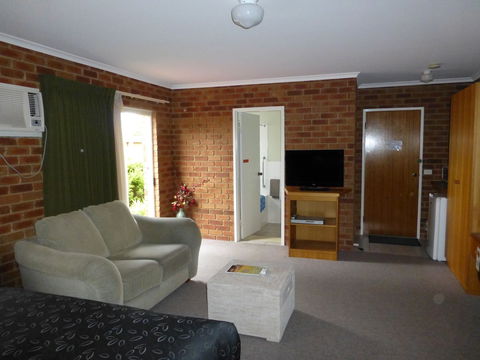 Inverloch Central Motor Inn - Brisbane Tourism 5