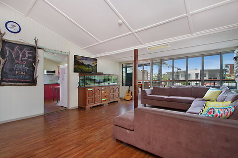 Gladstone Backpackers - Tourism Brisbane 3