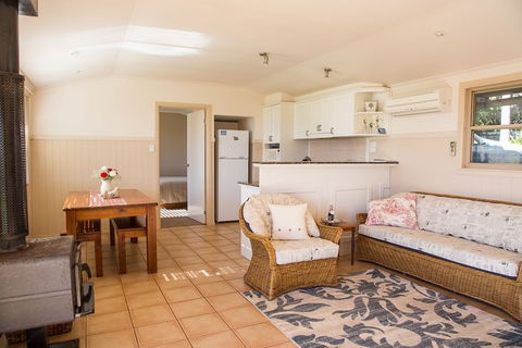 Hillview Cottages - Brisbane Tourism 5