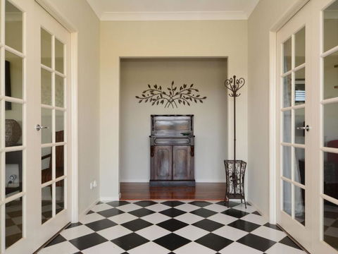 Silver Springs (4br) Cottage With Wifi Views Olives & Space . Fireplace Views Olives & Space - Tourism Brisbane 4