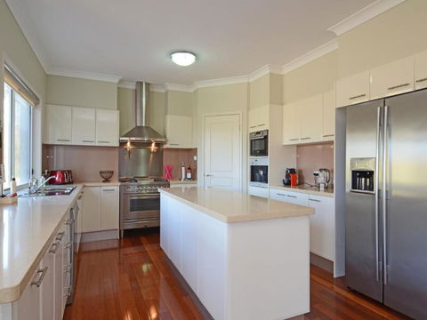 Silver Springs (4br) Cottage With Wifi Views Olives & Space . Fireplace Views Olives & Space - Tourism Brisbane 1