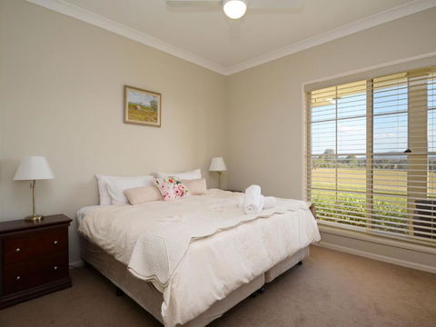 Silver Springs (4br) Cottage With Wifi Views Olives & Space . Fireplace Views Olives & Space - Tourism Brisbane 6
