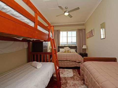 Silver Springs (4br) Cottage With Wifi Views Olives & Space . Fireplace Views Olives & Space - Tourism Brisbane 3