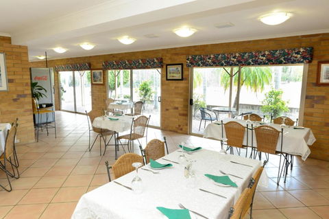 Country Comfort Gin Gin Wild Scotsman Motor Inn - Tourism Brisbane 1