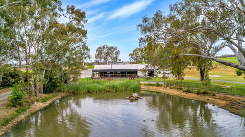 Jaeschkes Hill River Clare Estate - Brisbane Tourism 0