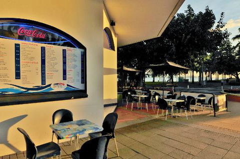 Harold’s Seafood On The Strand - Tourism Brisbane 0