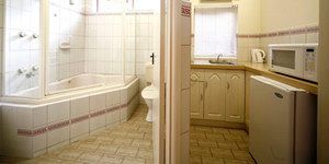 Lorne Coachman Inn - Tourism Brisbane 3