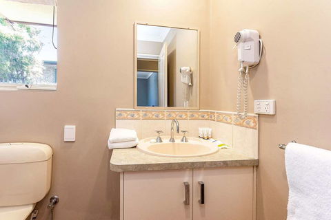 Quality Suites Banksia Gardens - Tourism Brisbane 3