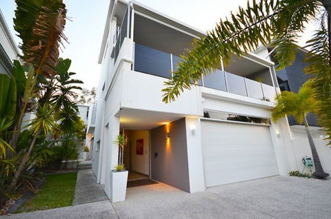 Alex Beach House - Tourism Brisbane 0