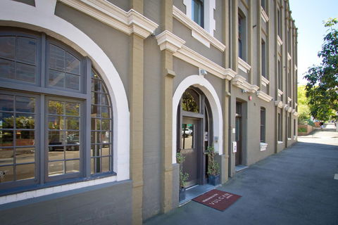 The Vulcan Hotel - Brisbane 4u 1