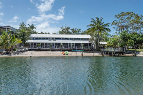 Caribbean Noosa - Tourism Brisbane 0