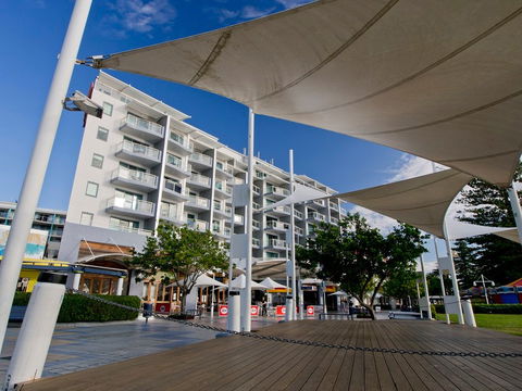 Oaks Waterfront Resort - Tourism Brisbane 0
