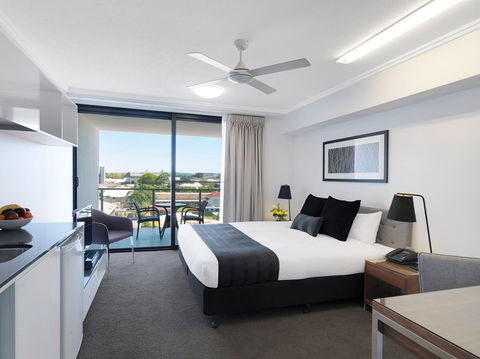 Oaks Carlyle - Brisbane 4u 2