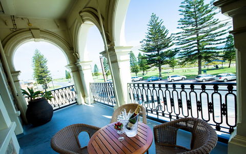 Largs Pier Hotel - Tourism Brisbane 2