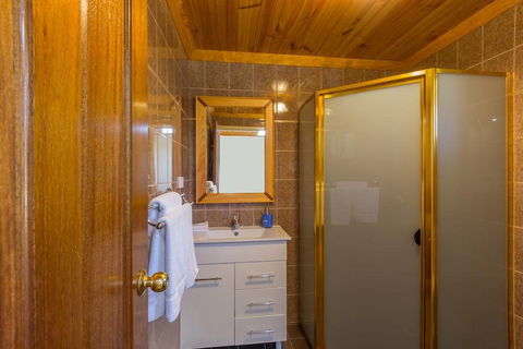 Black Gold Country Cabins and Motel - Tourism Brisbane 5