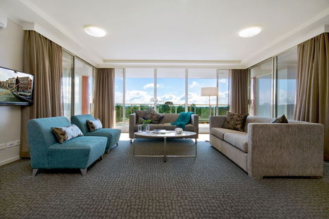 Pacific Suites Canberra - Brisbane Tourism 1